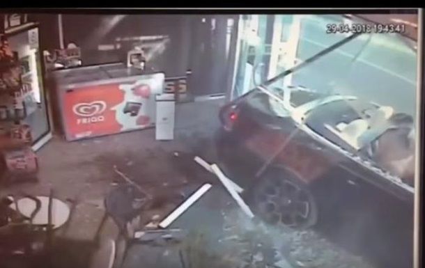 Rolls Royce с полуголыми девушками влетел в лавку.