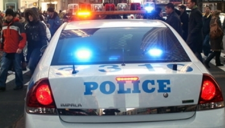 Un bărbat a decapitat o femeie şi a târât cadavrul acesteia pe străzi din New York, lumea crezând, iniţial, că era vorba de o farsă de Halloween, informează Fox News.