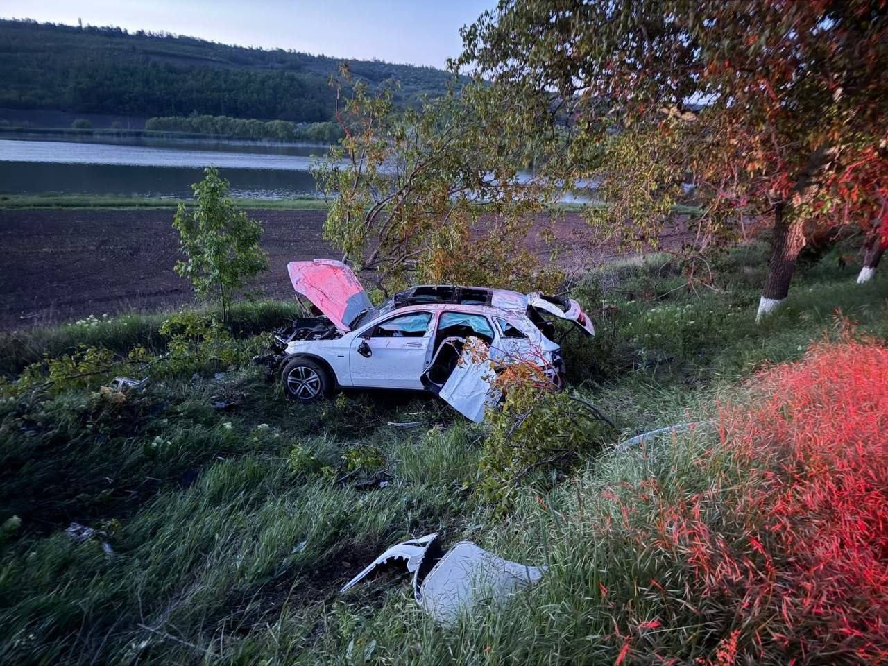 В Хынчештском районе произошло ДТП: автомобиль съехал с дороги, погиб пассажир.