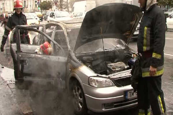 Potrivit pompierilor, incendiul a pornit din secțiunea motorului.