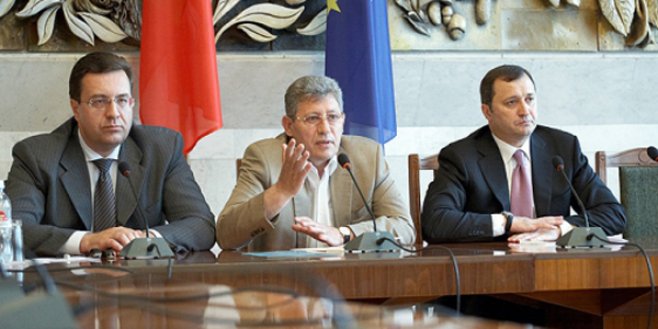 La întrebarea moderatorului dacă mai există Alianța în condițiile politice create, deputatului PL, Victor Popa, i-a venit greu să răspundă