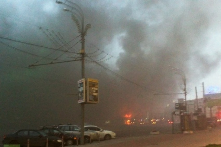 În acest moment, incendiul a fost stins. Nu există informaţii despre eventuale victime.