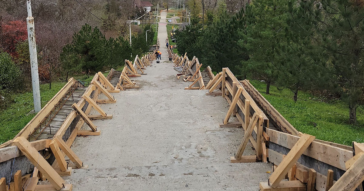Scara cu 424 de trepte din Rezina, un simbol al orașului, reparată de mântuială.