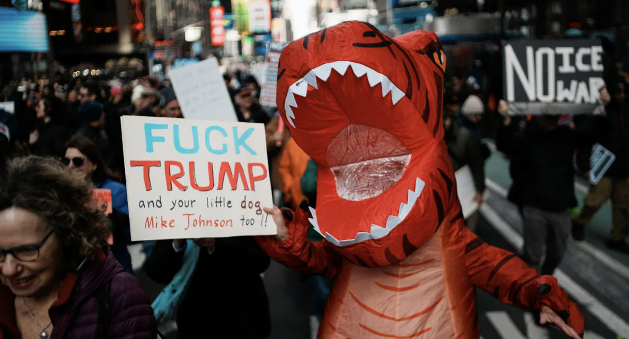 В США пройдут более 3 тыс. протестов No Kings против политики Трампа.