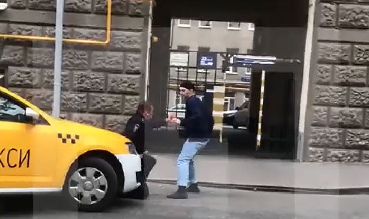 Нападение на полицейского в центре Москвы попало на видео.