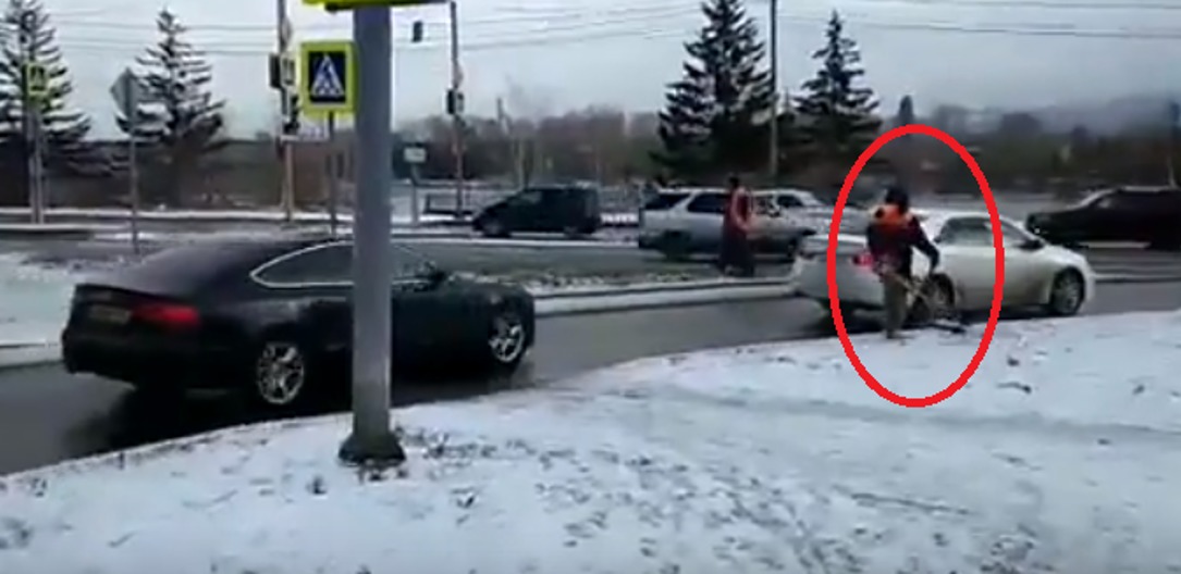 Muncitorii din Rusia continuă să tundă iarba după ce a căzut zăpada.