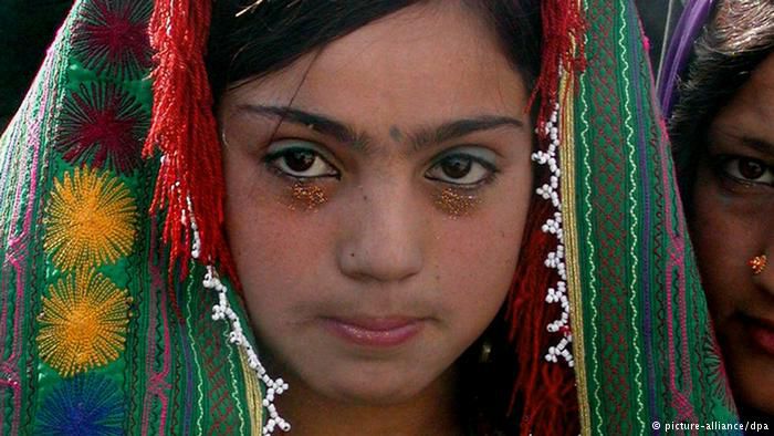 Adolescentă (12 ani) din Afganistan înainte de nuntă. Foto: picture-alliance\dpa