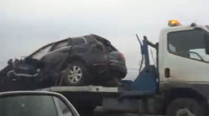 În consecință, ambii șoferi și pasagerul automobilului de model VW Touareg s-au ales cu diferite traumatisme, fiind transportați la Spitalul de urgență din capitală.