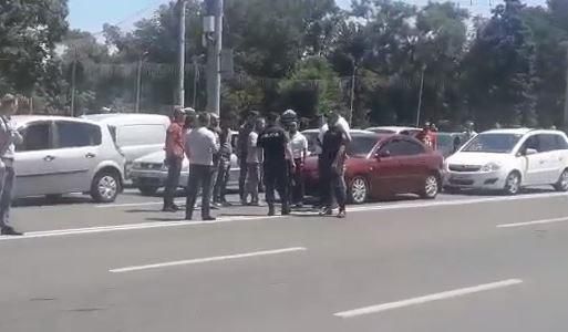 Напомним, группа водителей протестовала у здания правительства против повышения цен на топлива.