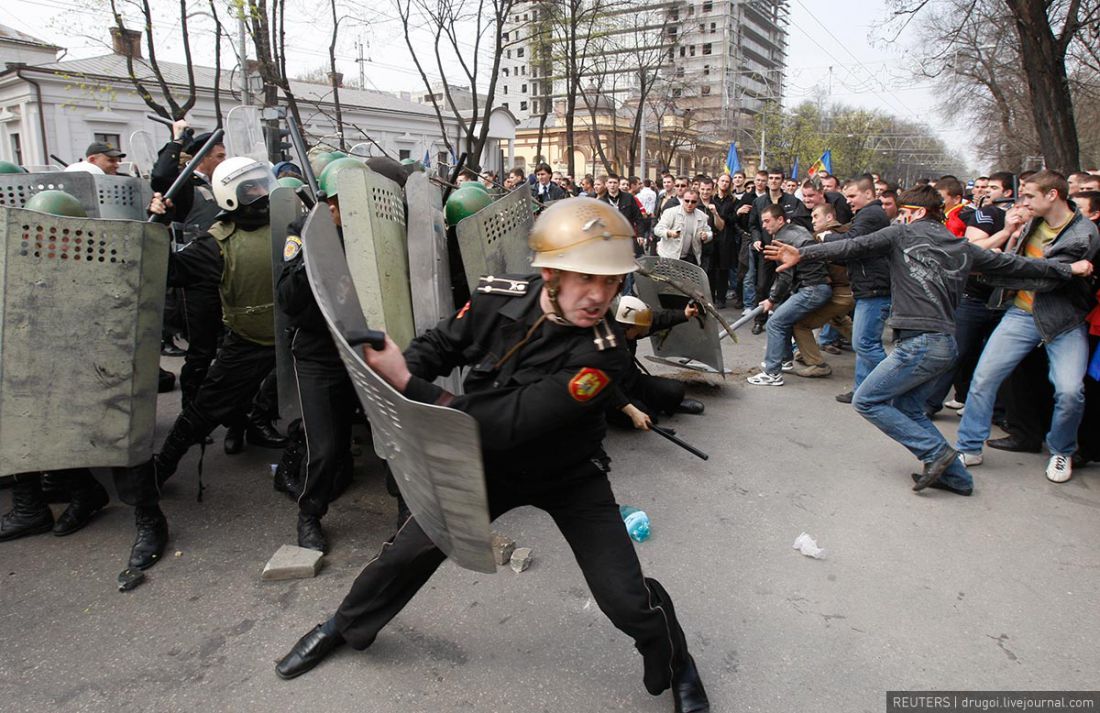 La scurt timp, liderii formațiunilor de opoziție s-au solidarizat cu protestatarii și i-au îndemnat pe tineri să se adune pe 7 aprilie pentru a continua demonstrațiile.