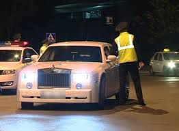 Operaţiunea de amploare a fost pusă la cale, iar sumele oferite oamenilor legii porneau de la 100 de lei. Foto: protv.md