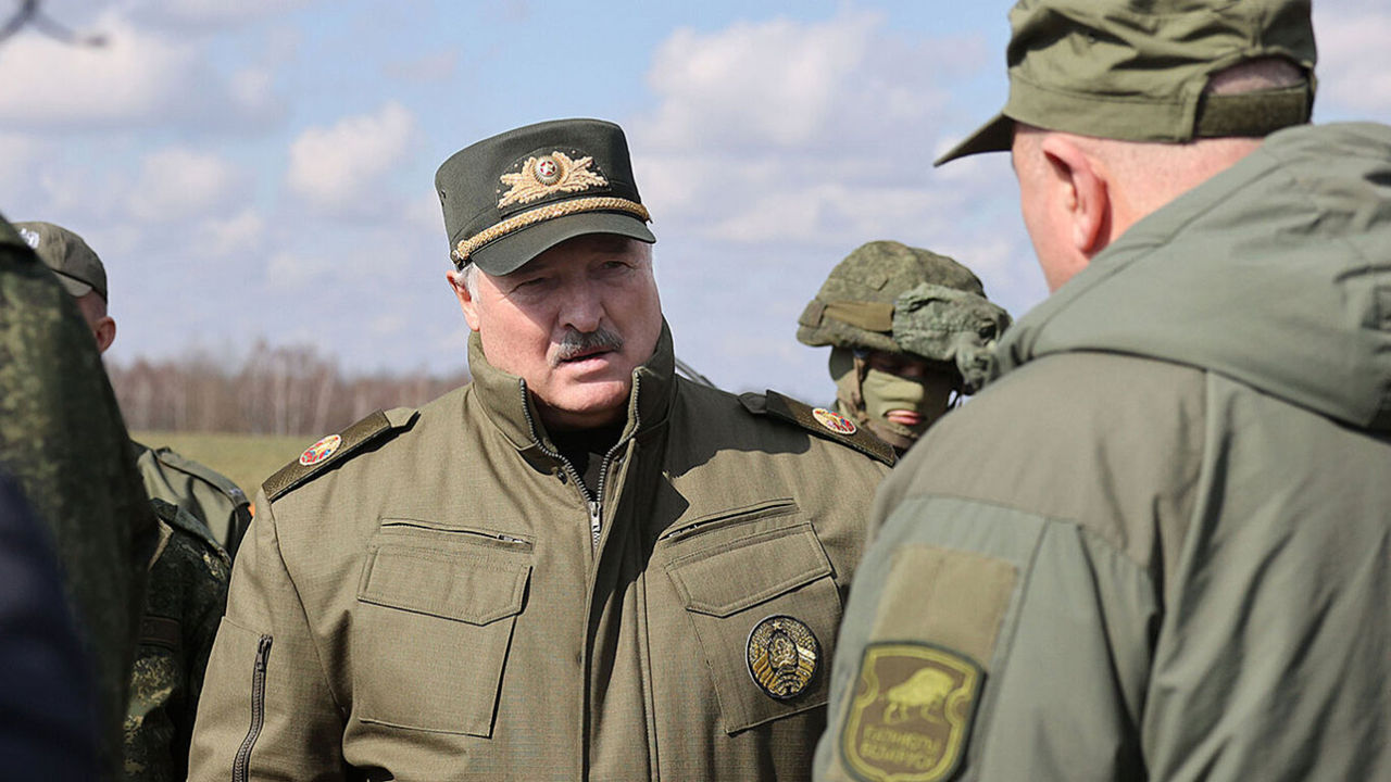 Лукашенко подписал закон об СМС-повестках в военкомат.
