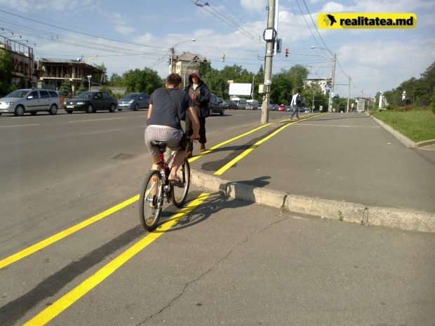 Acum linia nu mai duce printre stâlpi, iar unghiurile de 90 de grade, au fost ajustate până la 45. Ce-i drept, pragurile și denivelările din trotuar, au rămas tot aceleași.