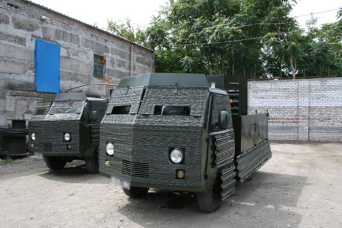 "Из обыкновенного УАЗика может получиться очень нужная в боевых условиях машина, считают на Николаевском тепловозоремонтном заводе".