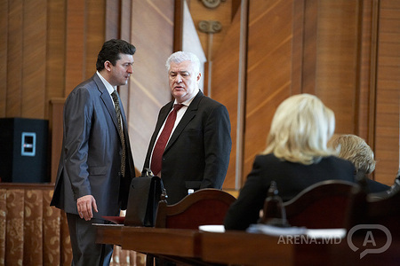 Fracţiunea parlamentară a Partidului Comuniştilor (PCRM) cere "demisia imediată a Guvernului şi organizarea alegerilor parlamentare anticipate".