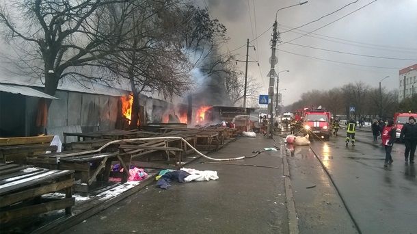 Локализовать огонь пока не удалось – он перебросился на товарные склады, тушение пожара продолжается.