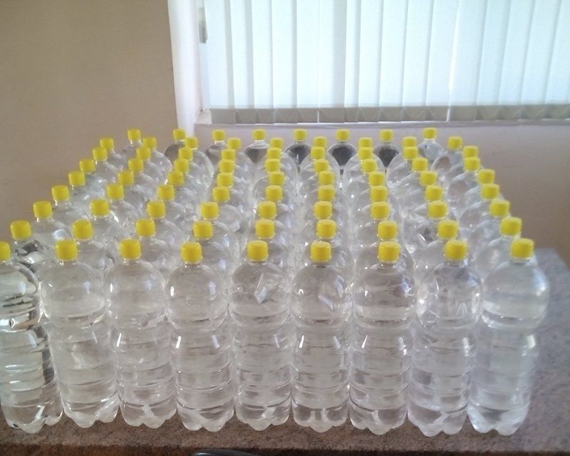 Poliţiştii de frontieră au depistat 160 de litri de alcool de contrabandă în autobuzul de pe linia Chişinău-Chilia. Foto: border.gov.md