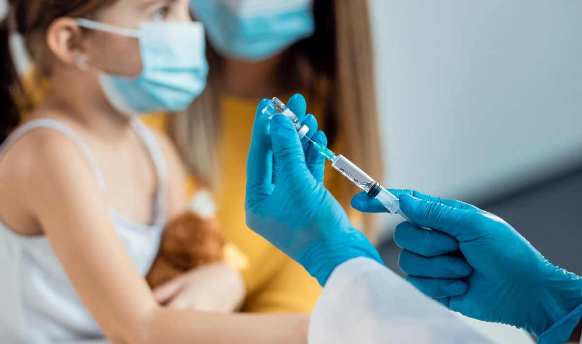 Medicii recomandă vaccinarea copiilor chiar și în caz de afecțiuni minore.