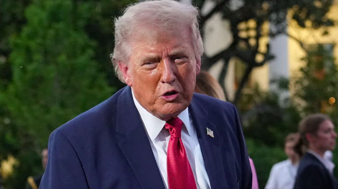 Трамп поручил главе Нацразведки начать сокращение сотрудников.