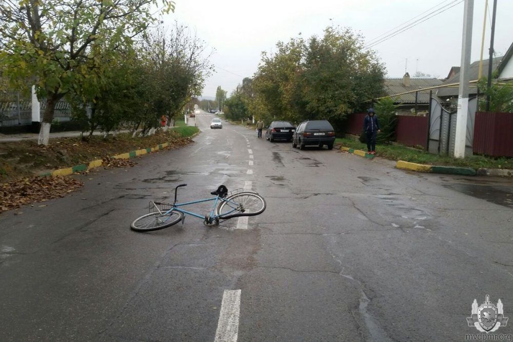 В Дубоссарах дорогу не поделили легковушка и велосипедист.