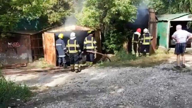 В столичном секторе Ботаника горело несколько гаражей.