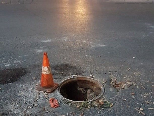 Открытый люк в Кишиневе стал причиной ДТП и представляет опасность для водителей. 