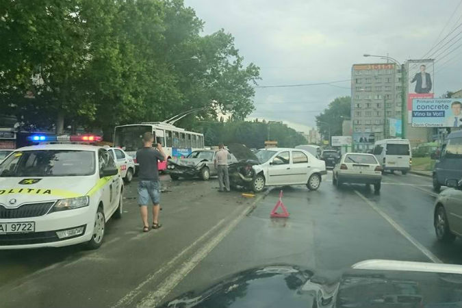 Авария произошла вчера вечером в столице на бульваре Дечебал.