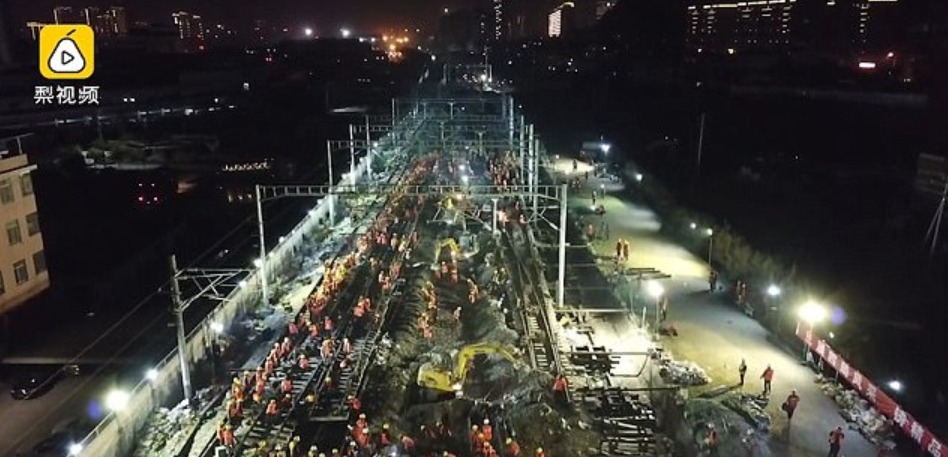 1.500 de muncitori renovează toate şinele dintr-o gară din China în doar 9 ore.