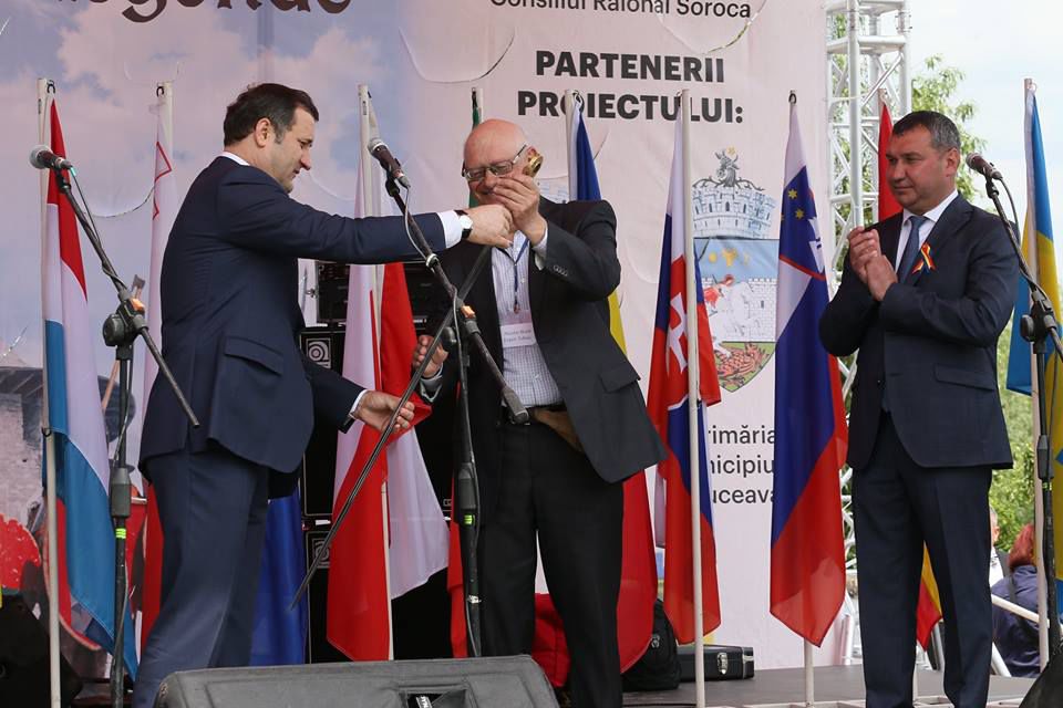 Экс-прмеьер Влад Филат передал руководству крепости меч Штефана чел Маре, подаренный ему президентом Турции Эрдоганом.