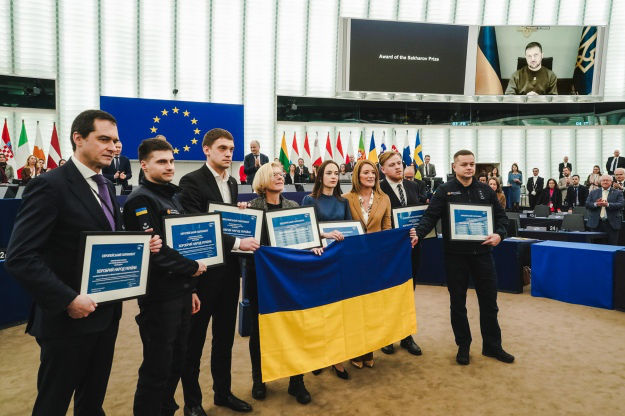 В Европарламенте вручили премию Сахарова украинскому народу.