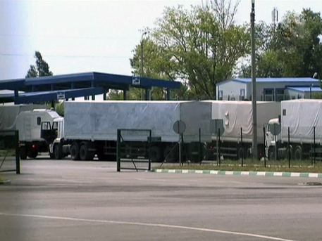 Колонна движется по территории, которую контролируют ополченцы.