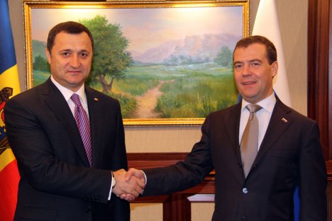 De asemenea, cei doi premieri au abordat şi aspecte ce ţin de domeniul investiţional, convenind că aici există suficiente posibilităţi pentru impulsionarea colaborării.