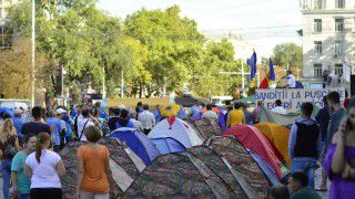 Numărul corturilor instalate în inima capitalei s-a dublat peste noapte. Foto: mbc.md