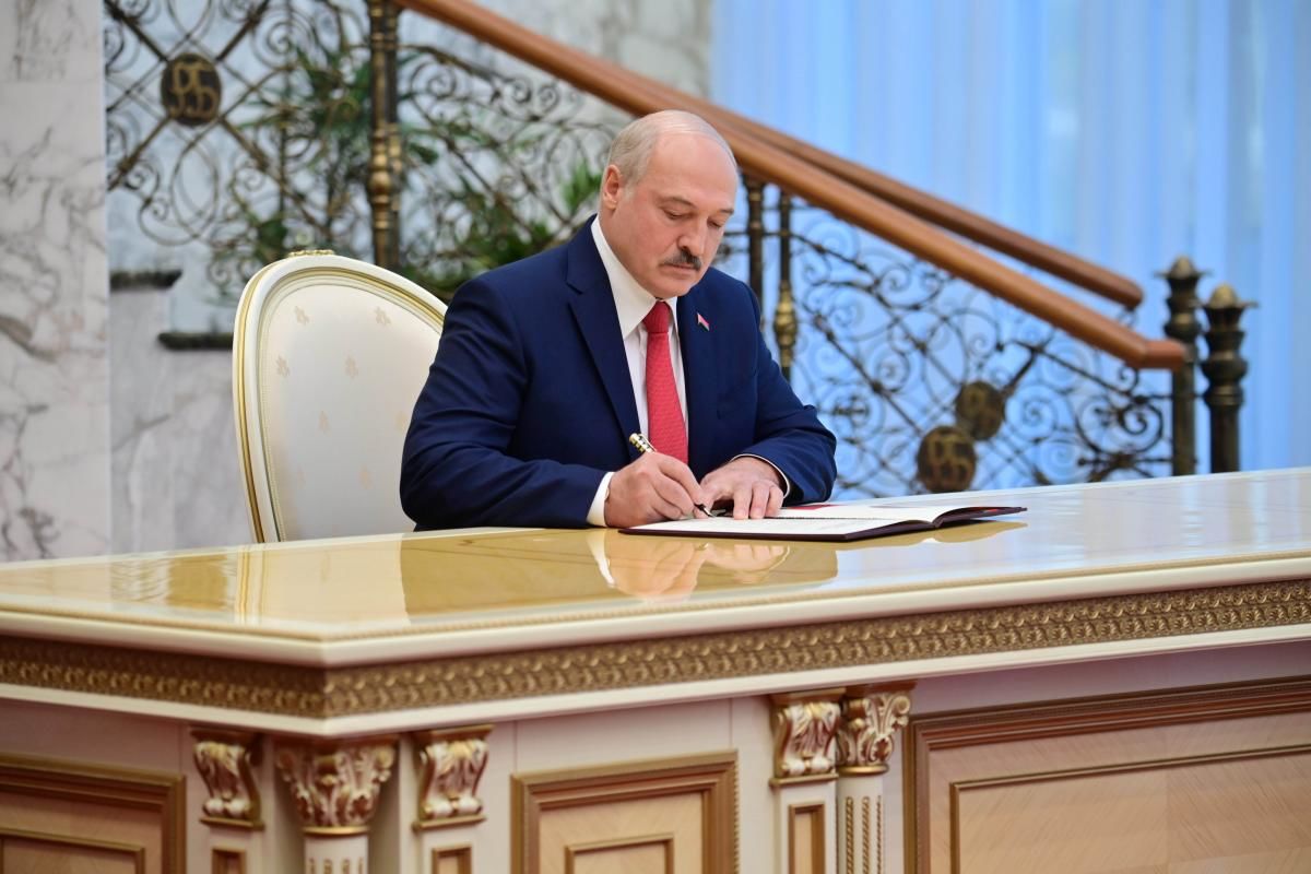 Беларусь подготовила санкции против официальных лиц Украины. Фото: reuters.com.
