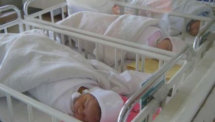 Toţi trei se prezentaseră pentru a le conduce pe mamă şi pe nou născut acasă şi fiecare susţinea că este tatăl copilului