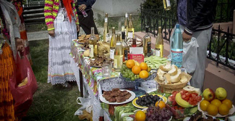 Ромы привыкли дарить друг другу золото, бытовую технику и дорогую посуду, но в этом году поминальные дары были скромнее.