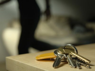 În urma percheziţiilor efectuate în automobilul cu care se deplasau, au fost depistate şi ridicate lucruri furate, precum şi un pistol de model Waltro