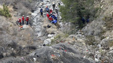 Doi oameni au murit, după ce un avion s-a prăbuşit în Munţii Alpi. Foto: enational.ro