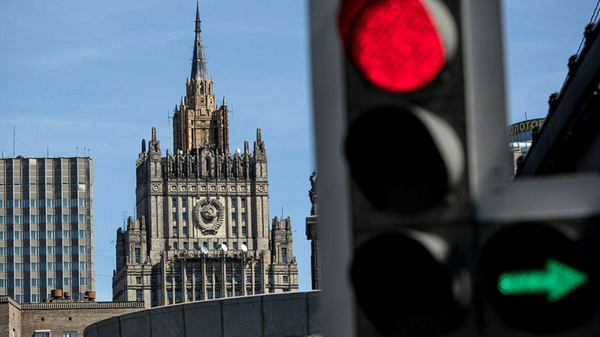 МИД России пообещал послу США ответные меры за удар по Севастополю.