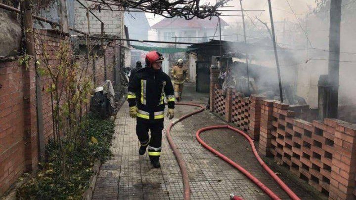 Причина пожара в жилом доме на Рышкановке пока не установлена.