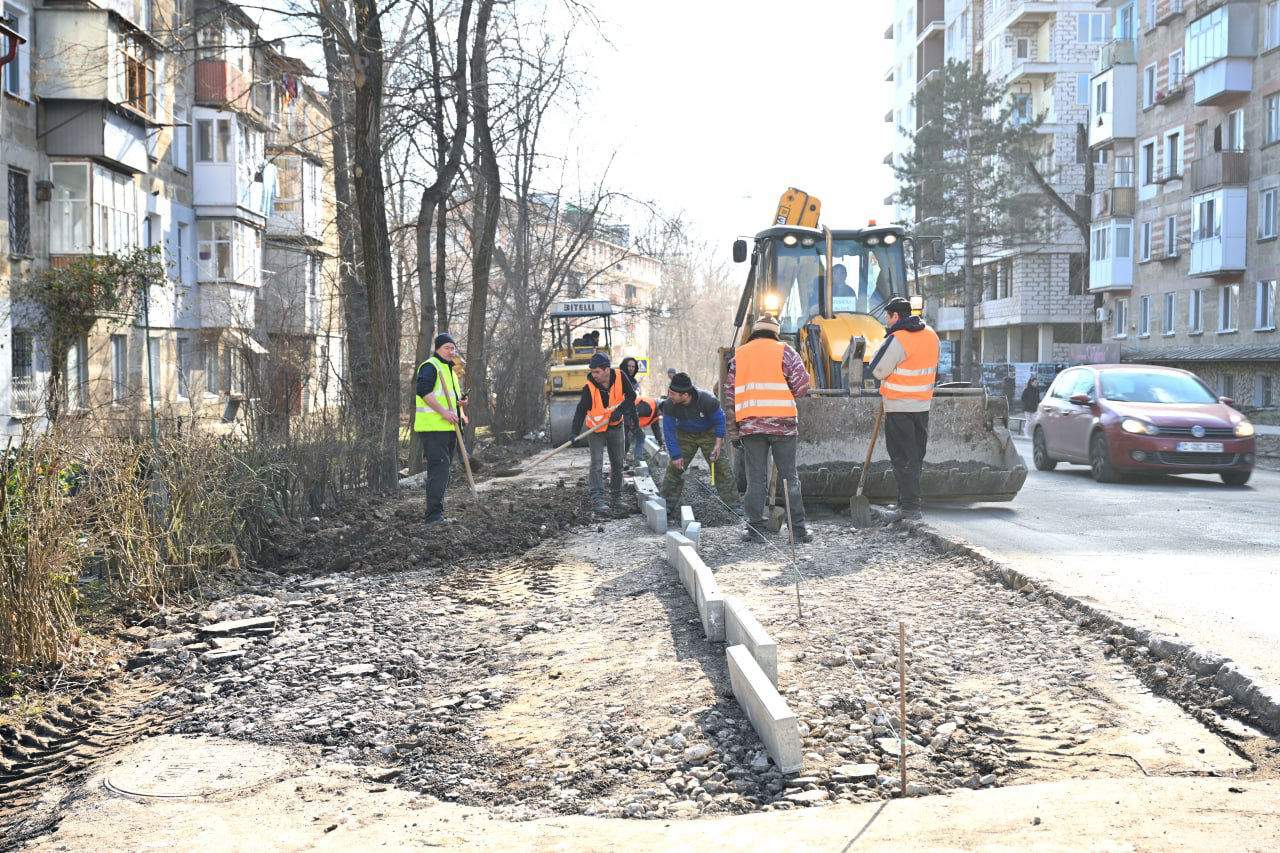 Рабочие заменят тротуары по обеим сторонам улицы Н. Димо.