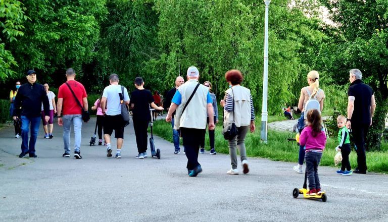 Люди перестали соблюдать правила социальной дистанции и гигиены.