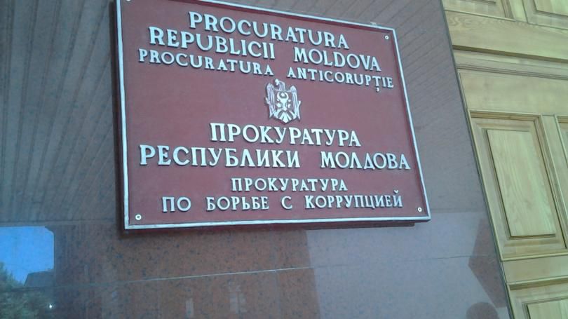 Недовольные клиенты пожаловались в прокуратуру антикоррупции на правозащитника вымогавшего у них деньги. 