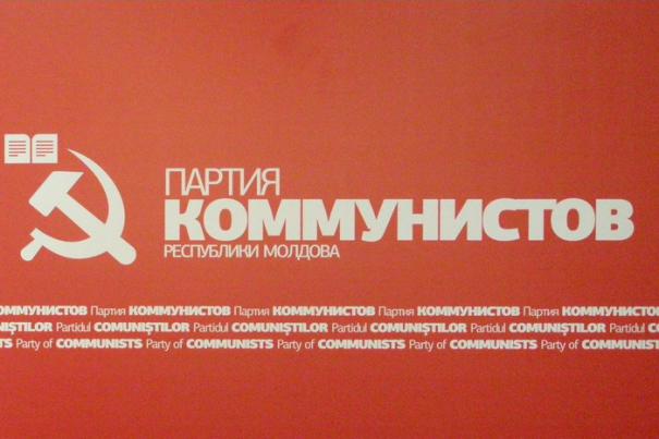 Вместе с мэром партию покинули еще два советника.