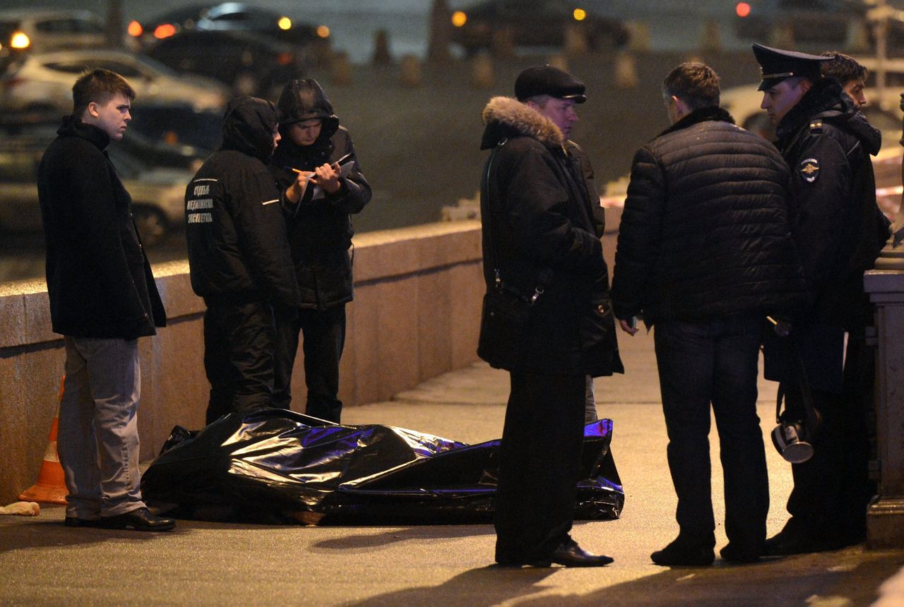ЧП произошло в пятницу около 23:40 на Большом Москворецком мосту в центре Москвы, где Немцов прогуливался с девушкой.