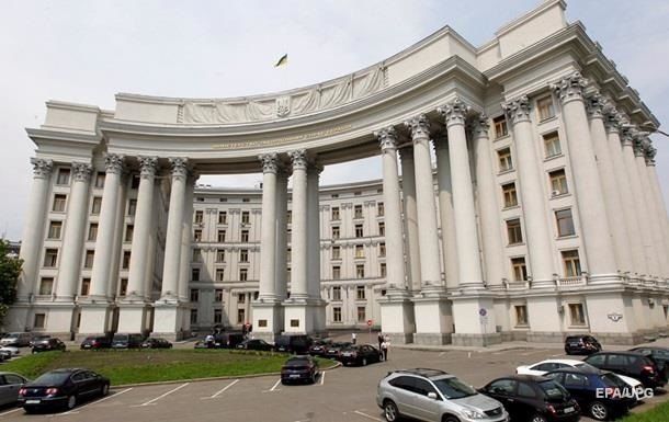 МИД Украины призвал украинцев не ездить в Россию.