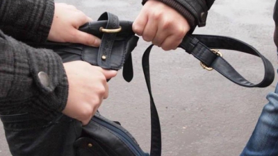 Девушку ограбили, когда она ждала автобус.