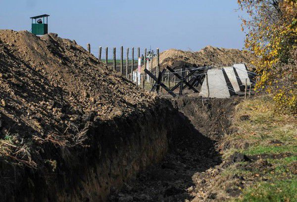 Предполагается, что ров станет препятствием для движения транспортных средств.  Фото: news.bigmir.net