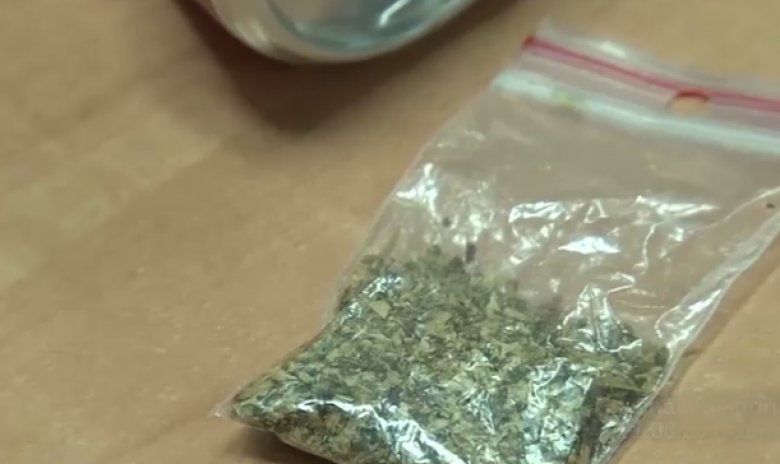 Doi tineri, ambii de 21 de ani, se ameţeau noaptea trecută chiar în văzul trecătorilor.