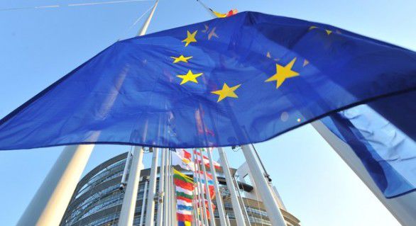 Comisia Europeană a lansat o anchetă fără precedent cu scopul de a stabili dacă noi legi poloneze încalcă regulile democraţiei europene.